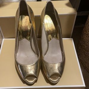 Gold open toe Pump Michael Kors